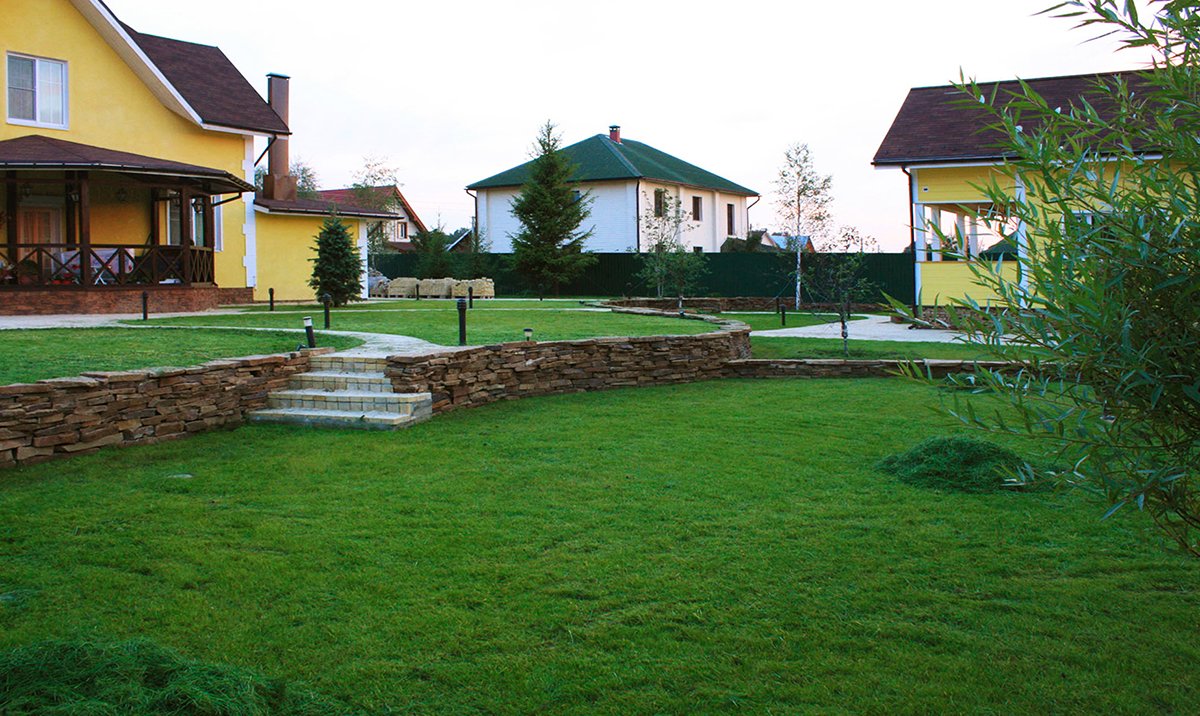 Подпорные стенки построены в соответствии с проектом дизайна участка